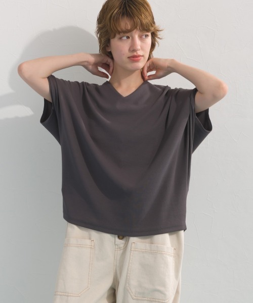 OMNES（オムネス）の「リブVネックタック半袖Tシャツ（Tシャツ/カットソー・レディース・グリーン/チャコールグレー/ライトグレー/ブラック・FREE）」の3枚目の写真