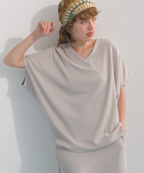 OMNES（オムネス）の「リブVネックタック半袖Tシャツ（Tシャツ/カットソー・レディース・グリーン/チャコールグレー/ライトグレー/ブラック・FREE）」の4枚目の写真