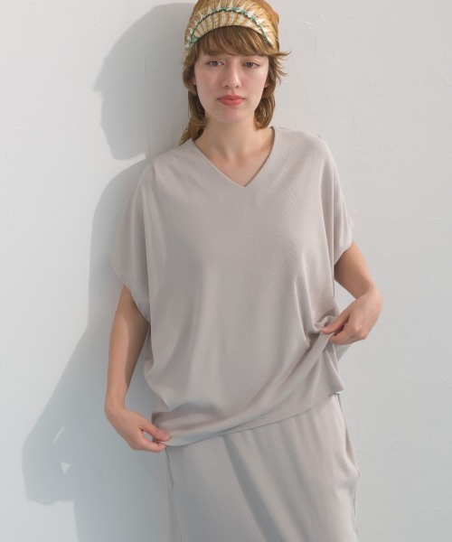 OMNES（オムネス）の「リブVネックタック半袖Tシャツ（Tシャツ/カットソー・レディース・グリーン/チャコールグレー/ライトグレー/ブラック・FREE）」の19枚目の写真