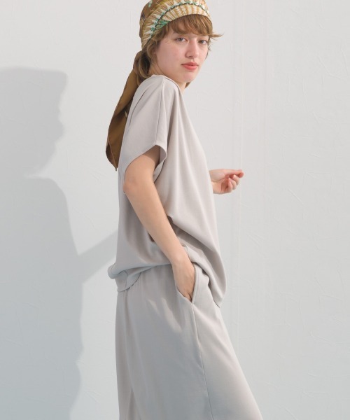 OMNES（オムネス）の「リブVネックタック半袖Tシャツ（Tシャツ/カットソー・レディース・グリーン/チャコールグレー/ライトグレー/ブラック・FREE）」の18枚目の写真