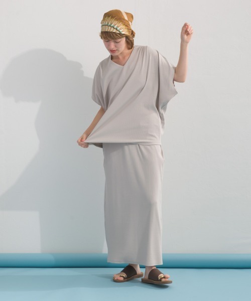 OMNES（オムネス）の「リブVネックタック半袖Tシャツ（Tシャツ/カットソー・レディース・グリーン/チャコールグレー/ライトグレー/ブラック・FREE）」の16枚目の写真