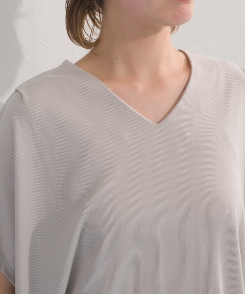 OMNES（オムネス）の「リブVネックタック半袖Tシャツ（Tシャツ/カットソー・レディース・グリーン/チャコールグレー/ライトグレー/ブラック・FREE）」の9枚目の写真