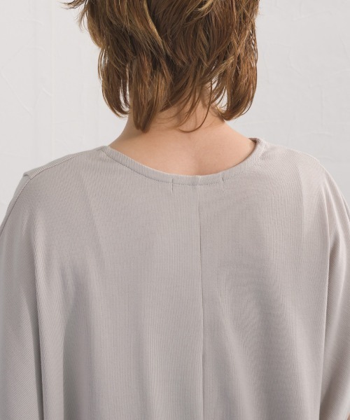 OMNES（オムネス）の「リブVネックタック半袖Tシャツ（Tシャツ/カットソー・レディース・グリーン/チャコールグレー/ライトグレー/ブラック・FREE）」の8枚目の写真