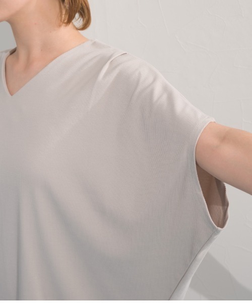 OMNES（オムネス）の「リブVネックタック半袖Tシャツ（Tシャツ/カットソー・レディース・グリーン/チャコールグレー/ライトグレー/ブラック・FREE）」の7枚目の写真