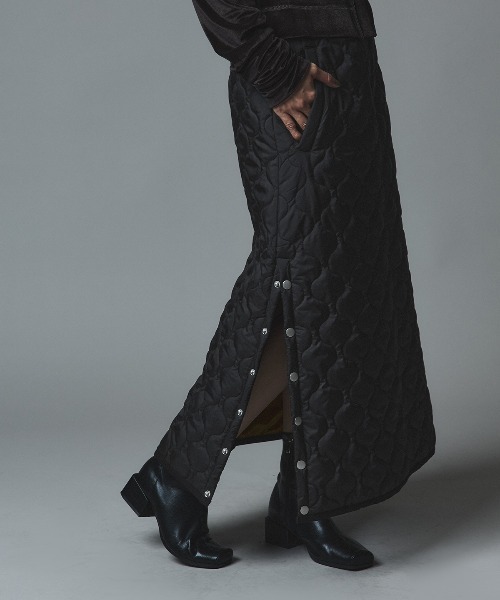 W:Huku(フーク)の「オニオン キルト サイド スリット スカート / Onion Quilted Side Slit Skirt(スカート・レディース・カーキ/ライトベージュ/ブラック・L/M)」の4枚目の写真