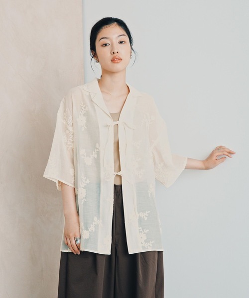 LEPSIM(レプシィム)の「刺繍開襟リボンシャツSS 884914(シャツ/ブラウス・レディース・アイボリー/ブラック/グリーン・FREE)」の2枚目の写真