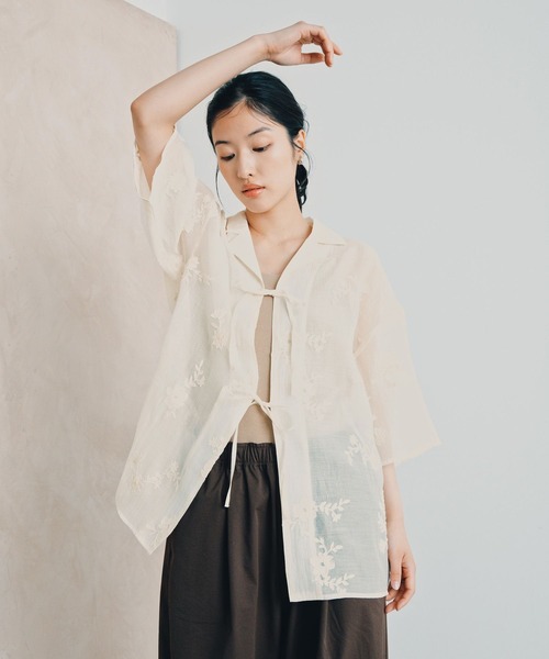 LEPSIM(レプシィム)の「刺繍開襟リボンシャツSS 884914(シャツ/ブラウス・レディース・アイボリー/ブラック/グリーン・FREE)」の13枚目の写真