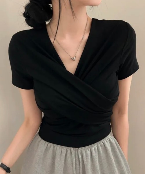 FAVORITO(ファヴォリート)の「クロスVネックトップス(Tシャツ/カットソー・レディース・ホワイト/ブラック・F)」の2枚目の写真