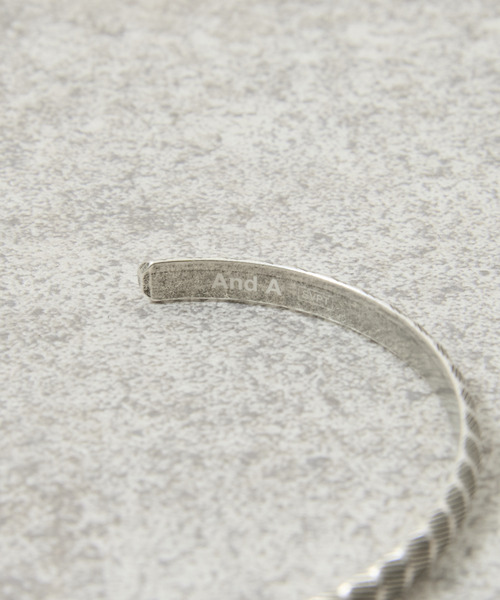 And A(アンドエー)の「And A アンドエー / SVPT BANGLE シルバー925プレーティングバングル / AA-BG-19(バングル/リストバンド・メンズ・シルバー・FREE)」の7枚目の写真