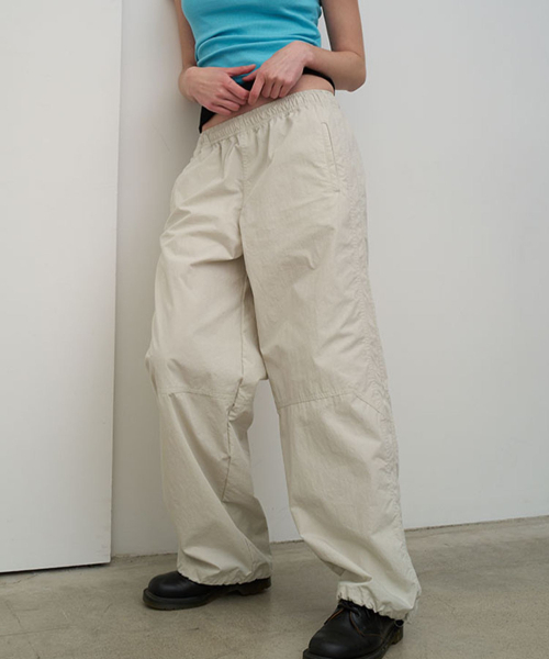 AENE（エイネ）の「ウォッシュドナイロンパンツ（ブラック）（その他パンツ・レディース・ベージュ/ネイビー/ブラック・FREE）」の5枚目の写真