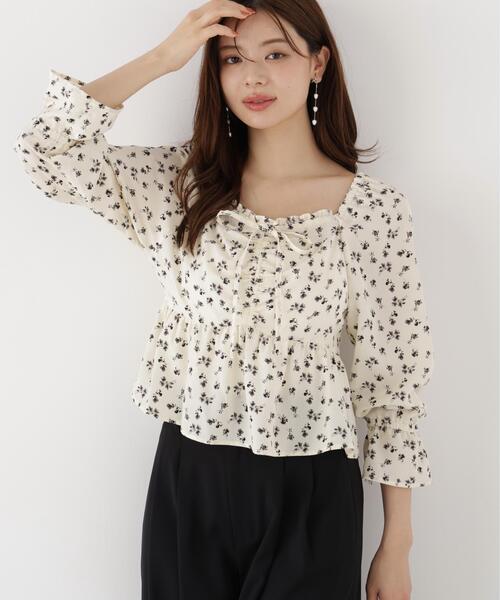PROPORTION BODY DRESSING(プロポーションボディドレッシング)の「フラワーパターンギャザーブラウス / 1216210901(シャツ/ブラウス・レディース・ホワイト系その他/ブラック・FREE)」の2枚目の写真