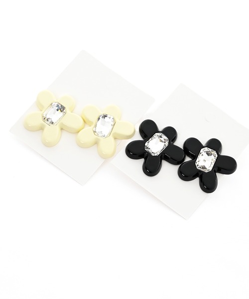 Narcissus(ナルシス)の「【Narcissus】フラワービジューピアス / お花 ピアス(ピアス(両耳用)・レディース・ブラック/アイボリー・FREE)」の3枚目の写真