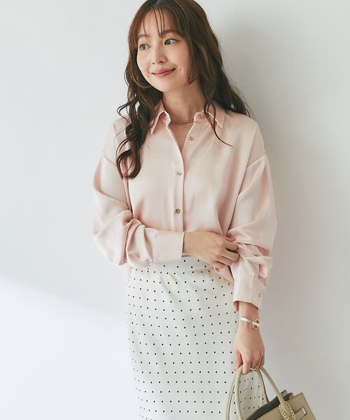 La boutique BonBon(ラブティックボンボン)の「【女っぽシャツ】サテンシャツ(シャツ/ブラウス・レディース・オフホワイト/ピンク・FREE)」の2枚目の写真