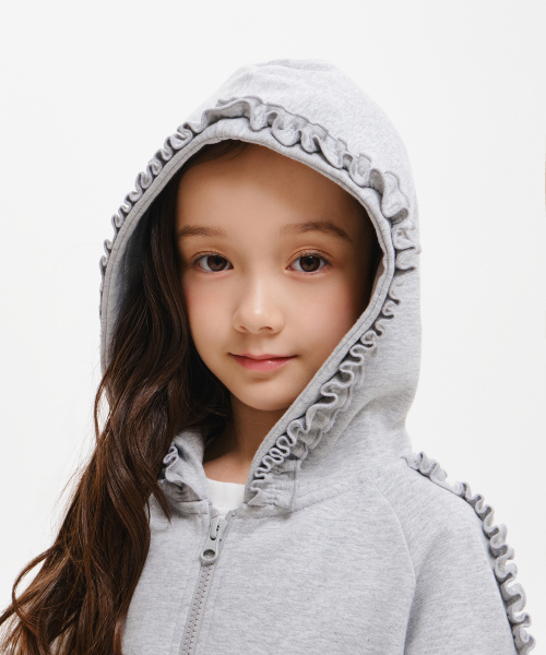 MUSINSA STANDARD KIDS（ムシンサスタンダードキッズ）の「ガールズフリルフードパーカージップアップ[ミディアムグレー]（ブルゾン・レディース・その他・130/140/150/160/120）」の3枚目の写真
