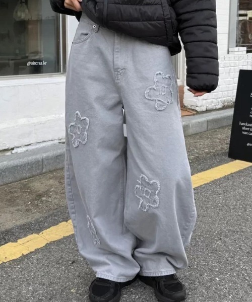 almo(アルモ)の「【LAMPOON】フラワーデニムパンツ(デニムパンツ・レディース・グレー・LARGE/MEDIUM/SMALL)」の2枚目の写真