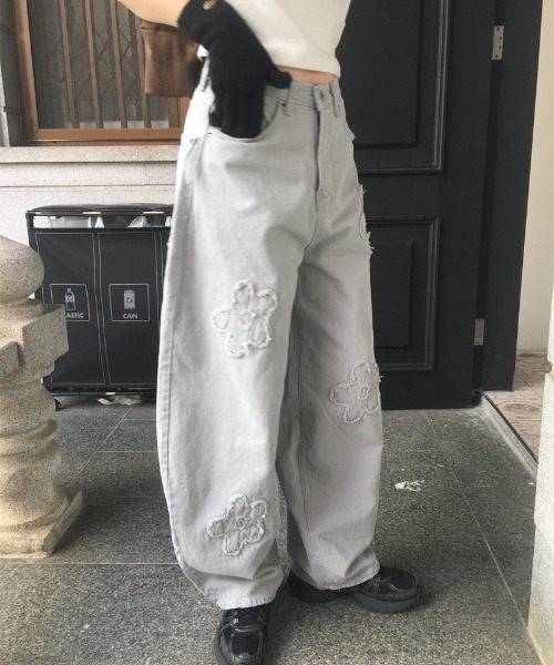 almo(アルモ)の「【LAMPOON】フラワーデニムパンツ(デニムパンツ・レディース・グレー・LARGE/MEDIUM/SMALL)」の13枚目の写真