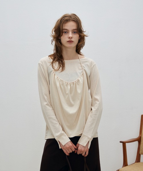 Aunue（オーヌ）の「【2点セット】2wayルーズシルエットカットソー×ホルタービスチェset（Tシャツ/カットソー・レディース・アイボリー/ブラック・FREE）」の3枚目の写真
