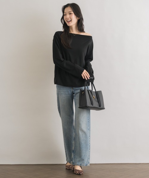 NEUNA(ヌナ)の「ワンショル袖刺繍ロンT(Tシャツ/カットソー・レディース・ブラック/アイボリー・FREE)」の4枚目の写真
