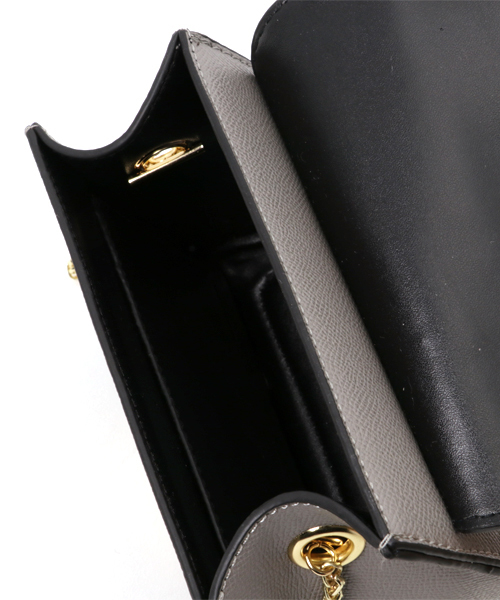 PLAIN CLOTHING（プレーンクロージング）の「ラウンドミニショルダーバッグ【PLAIN CLOTHING】（ショルダーバッグ・レディース・レッド/キャメル/ブラック/アイボリー/ネイビー/グレー・FREE）」の11枚目の写真