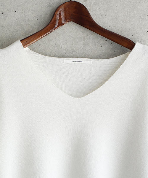 laboratory work（ラボラトリーワーク）の「クールラボミラノリブ Vプルオーバー（ニット/セーター・レディース・ピンク/イエロー/ネイビー/サックスブルー/オフホワイト・MEDIUM）」の8枚目の写真