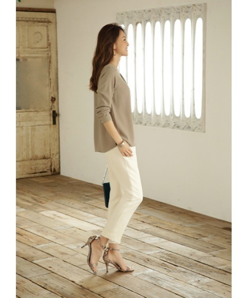 STYLE DELI(スタイルデリ)の「アシンメトリーブラウス(シャツ/ブラウス・レディース・アイボリー/ベージュ・MEDIUM)」の10枚目の写真