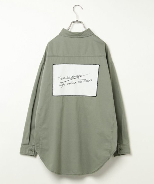 VENCEEXCHANGE(ヴァンスエクスチェンジ)の「バックパッチミリタリーシャツ(シャツ/ブラウス・レディース・ダークグリーン/ベージュ・M)」の1枚目の写真