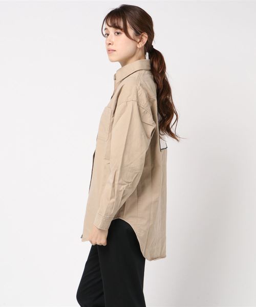 VENCEEXCHANGE(ヴァンスエクスチェンジ)の「バックパッチミリタリーシャツ(シャツ/ブラウス・レディース・ダークグリーン/ベージュ・M)」の4枚目の写真