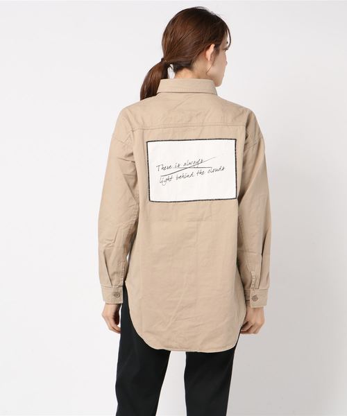 VENCEEXCHANGE(ヴァンスエクスチェンジ)の「バックパッチミリタリーシャツ(シャツ/ブラウス・レディース・ダークグリーン/ベージュ・M)」の3枚目の写真