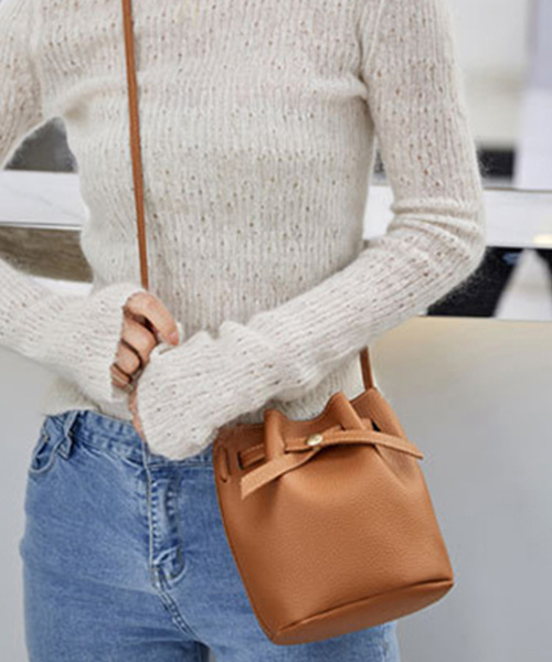 STYLEBLOCK（スタイルブロック）の「巾着型ミニショルダーバッグ（ショルダーバッグ・レディース・ブラック/ダークグリーン/ネイビー/グレー/カーキ/ピンク/ワインレッド/ブラック系その他/ブラウン系その他/グリーン系その他/レッド系その他・FREE）」の5枚目の写真