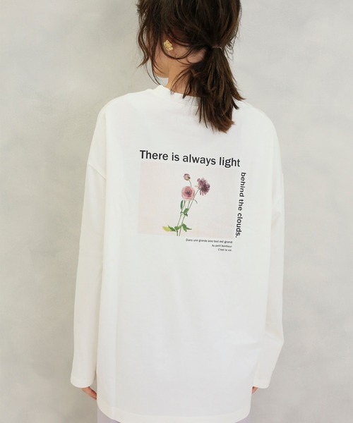 one after another NICE CLAUP（ワンアフターアナザーナイスクラップ）の「バックプリントロングTシャツ（Tシャツ/カットソー・レディース・ベージュ/オフホワイト/カーキ・FREE）」の2枚目の写真