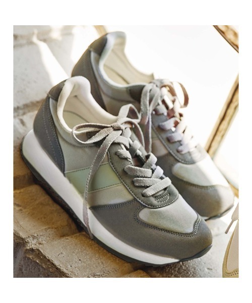GeeRA（ジーラ）の「ラインデザインスニーカー（スニーカー・レディース・グレー/ブラック/ベージュ/ピンクベージュ・LARGE/SMALL/MEDIUM/X-LARGE）」の3枚目の写真