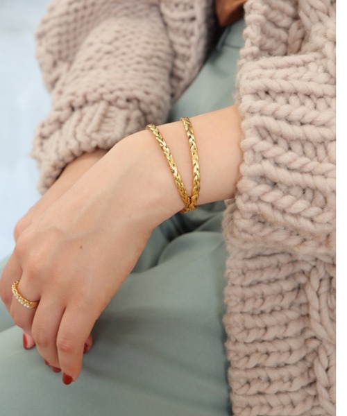 BOEMY(ボエミー)の「ヴィンテージ調 ブレイドニュアンス2連バングル(バングル/リストバンド・レディース・ゴールド・FREE)」の1枚目の写真