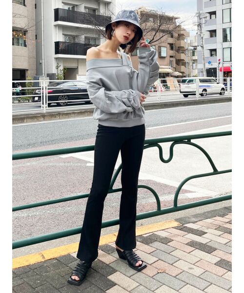 EMODA（エモダ）の「オープンショルダールーズプルオーバー（スウェット・レディース・ライトブルー/ブラック/グレー/イエロー・FREE）」の9枚目の写真