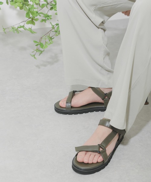 SENSE OF PLACE by URBAN RESEARCH(センスオブプレイスバイアーバンリサーチ)の「フェイクレザーベルクロサンダル(サンダル・メンズ・ブラック/カーキ・MEDIUM/LARGE)」の1枚目の写真