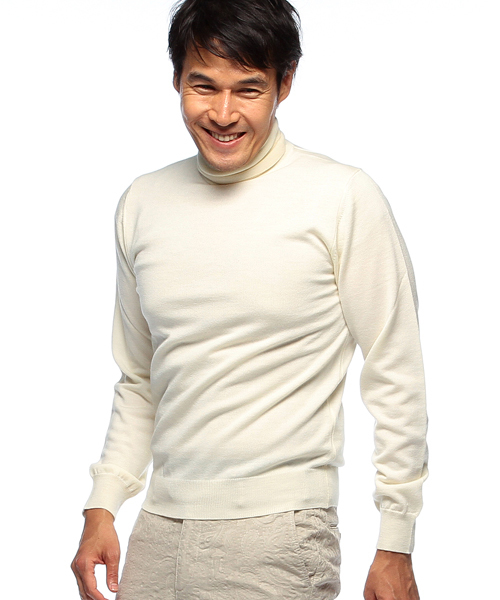 BEAMS F(ビームスエフ)の「BEAMS F / ITALY製ソリッドタートル(ニット/セーター・メンズ・ホワイト/ブラック系その他/ブラック/ブラウン/ブルー系その他/ネイビー・48/46/44/50)」の2枚目の写真
