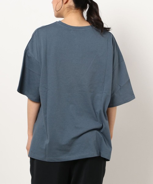 SPINNS（スピンズ）の「【ゆったりシルエット】古着風CARデザイン 半袖Tシャツ（Tシャツ/カットソー・レディース・ブルー/ナチュラル/スミクロ・ONESIZE）」の4枚目の写真