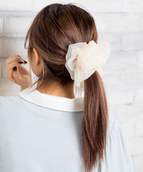 WEGO（ウィゴー）の「WEGO/透けビッグシュシュ（シュシュ・レディース・ベージュ/パープル/ブラウン/グレー/オフホワイト/イエロー/オレンジ/グリーン/キャメル/ライトピンク/ブラック/ライトパープル/その他1・FREE）」の5枚目の写真