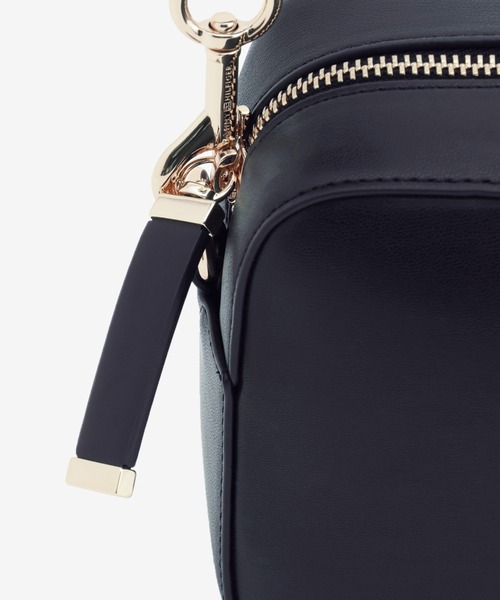 TOMMY HILFIGER（トミーヒルフィガー）の「オンライン限定ロゴショルダーバッグ（ショルダーバッグ・レディース・ネイビー・FREE）」の4枚目の写真