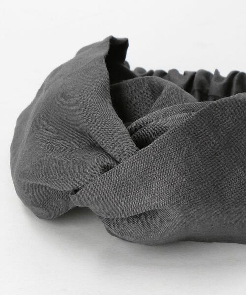 green label relaxing(グリーンレーベルリラクシング)の「SC リネン 無地 クロス ターバン(ヘアバンド・レディース・グレー/オフホワイト/モカ・FREE)」の7枚目の写真