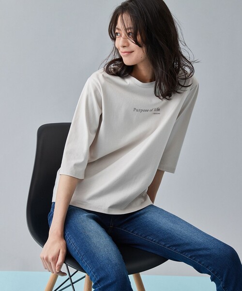 J.PRESS(ジェイプレス)の「フロッキープリントTEE カットソー(Tシャツ/カットソー・レディース・ホワイト系/グレー系/ベージュ系/スモーキーグリーン系/ワイン系・LARGE/MEDIUM)」の4枚目の写真