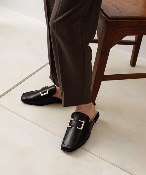 COLONY 2139(コロニートゥーワンスリーナイン)の「【マカロンFoot】スクエアバックルスリッパローファー(サンダル・レディース・ライトグレー/ブラック・23.5cm/24.5cm)」の4枚目の写真