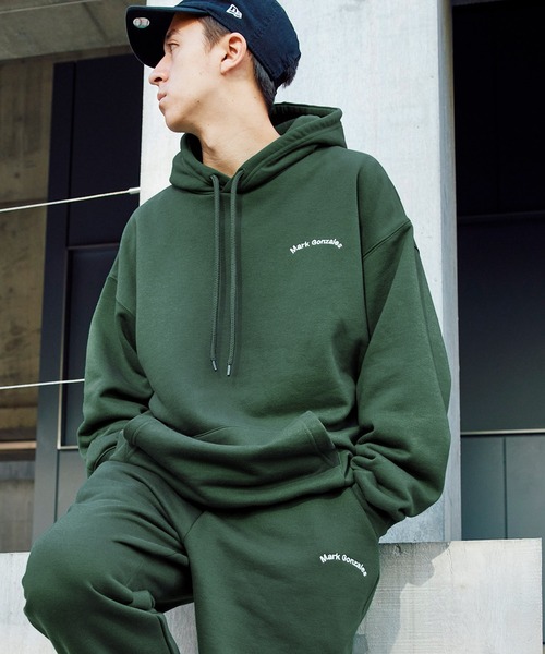 Mark Gonzales（マーク・ゴンザレス）の「【セットアップ】Mark Gonzales/マークゴンザレス MONO-MART別注 裏起毛 アーチロゴ刺繍 ビッグシルエットプルオーバーパーカー＆バルーンスウェットパンツ（パーカー・メンズ・ブラック/ダークネイビー/グリーン/ダークベージュ/ブルー/杢グレー・L/M）」の5枚目の写真