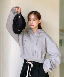 A'GEM/9 × .kom『muah muah/ムーアムーア』MUAH POINT CROP HOODIE/ワンポイント クロップド丈プルオーバーパーカー
