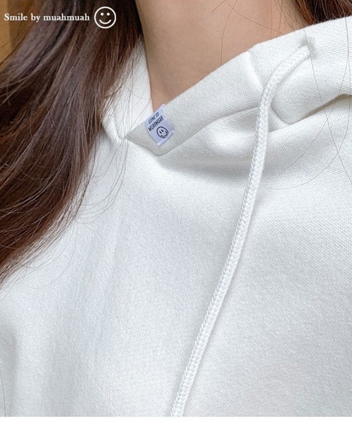 muahmuah(ムーアムーア)の「A'GEM/9 × .kom『muah muah/ムーアムーア』MUAH POINT CROP HOODIE/ワンポイント クロップド丈プルオーバーパーカー(パーカー・レディース・アイボリー/グレー/ブラック・FREE)」の17枚目の写真