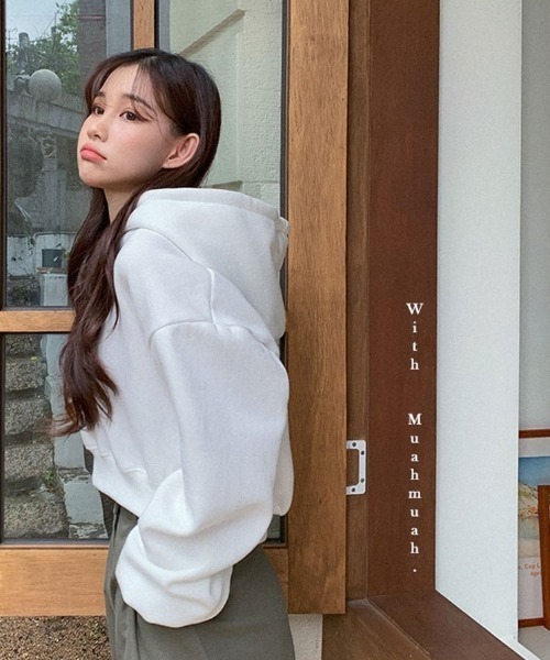 muahmuah(ムーアムーア)の「A'GEM/9 × .kom『muah muah/ムーアムーア』MUAH POINT CROP HOODIE/ワンポイント クロップド丈プルオーバーパーカー(パーカー・レディース・アイボリー/グレー/ブラック・FREE)」の7枚目の写真