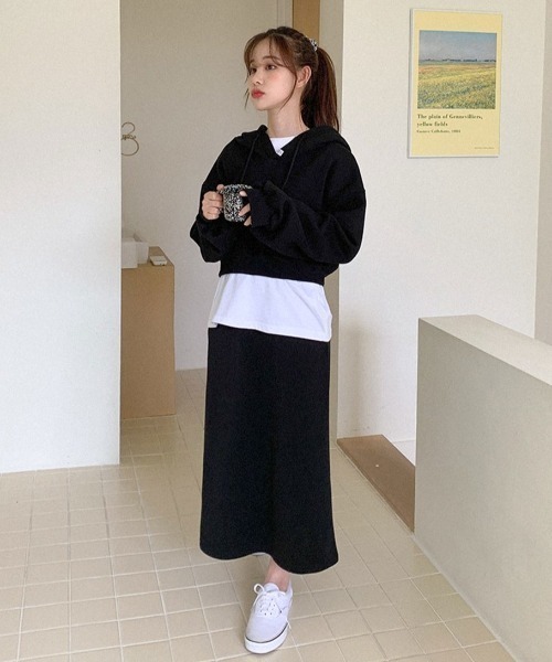 muahmuah(ムーアムーア)の「A'GEM/9 × .kom『muah muah/ムーアムーア』MUAH POINT CROP HOODIE/ワンポイント クロップド丈プルオーバーパーカー(パーカー・レディース・アイボリー/グレー/ブラック・FREE)」の4枚目の写真