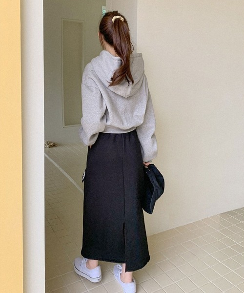 muahmuah(ムーアムーア)の「A'GEM/9 × .kom『muah muah/ムーアムーア』MUAH POINT CROP HOODIE/ワンポイント クロップド丈プルオーバーパーカー(パーカー・レディース・アイボリー/グレー/ブラック・FREE)」の18枚目の写真