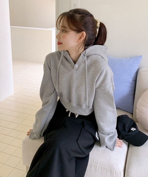 muahmuah(ムーアムーア)の「A'GEM/9 × .kom『muah muah/ムーアムーア』MUAH POINT CROP HOODIE/ワンポイント クロップド丈プルオーバーパーカー(パーカー・レディース・アイボリー/グレー/ブラック・FREE)」の11枚目の写真