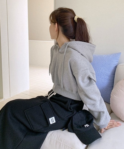 muahmuah(ムーアムーア)の「A'GEM/9 × .kom『muah muah/ムーアムーア』MUAH POINT CROP HOODIE/ワンポイント クロップド丈プルオーバーパーカー(パーカー・レディース・アイボリー/グレー/ブラック・FREE)」の5枚目の写真