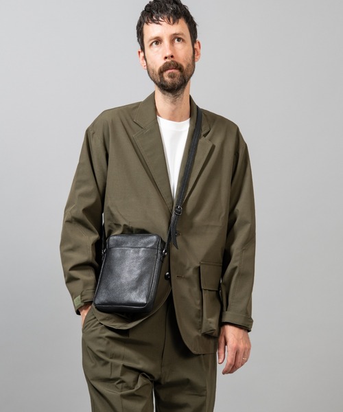 MR.OLIVE(ミスターオリーブ)の「ミラノグラインレザー/ヴァーティカル ミニスクエアショルダーバッグ(ショルダーバッグ・メンズ・ブラック/ホワイト系その他・FREE)」の1枚目の写真